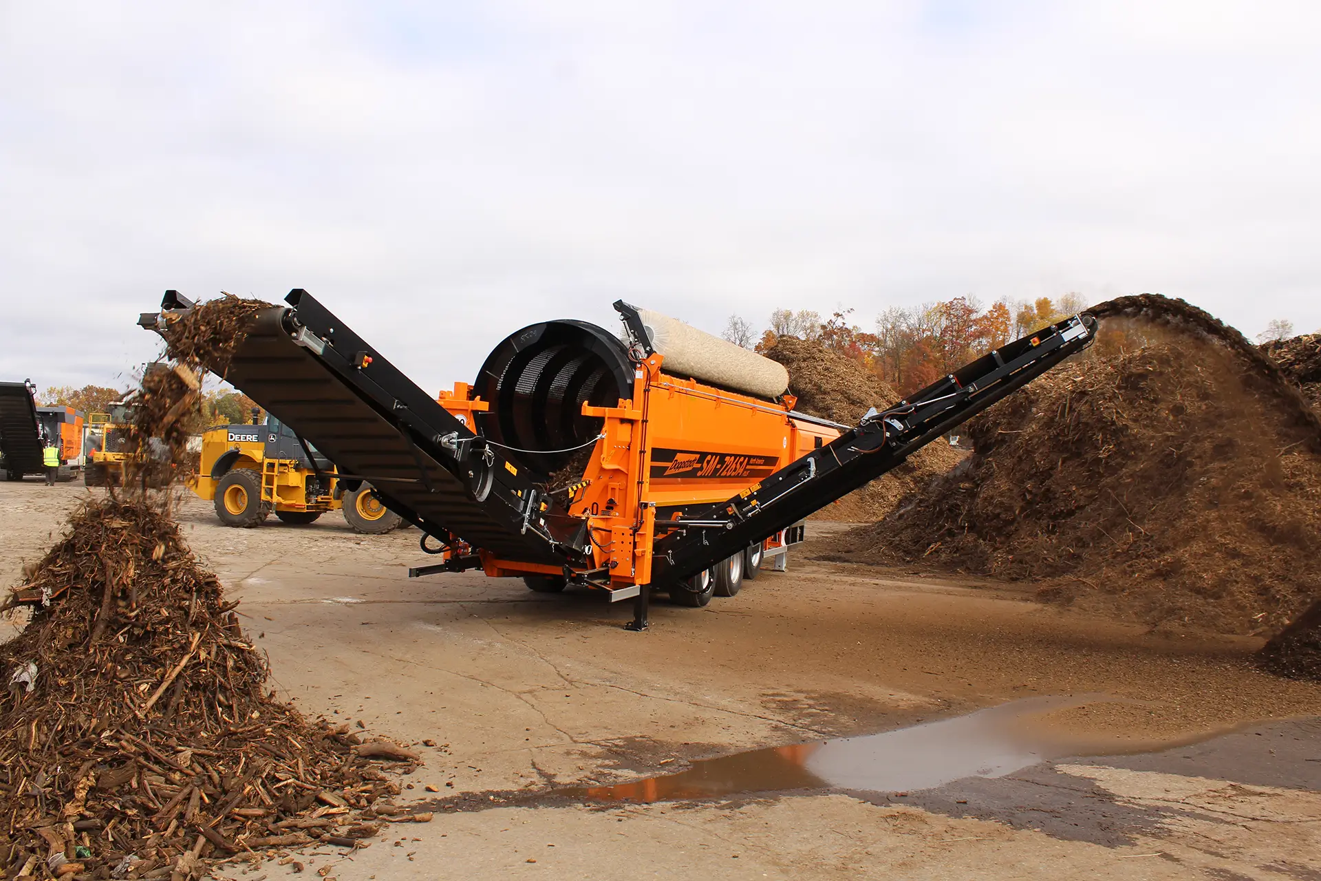 A Doppstadt SM 726 trommel screen separates mulch into mids and overs.
