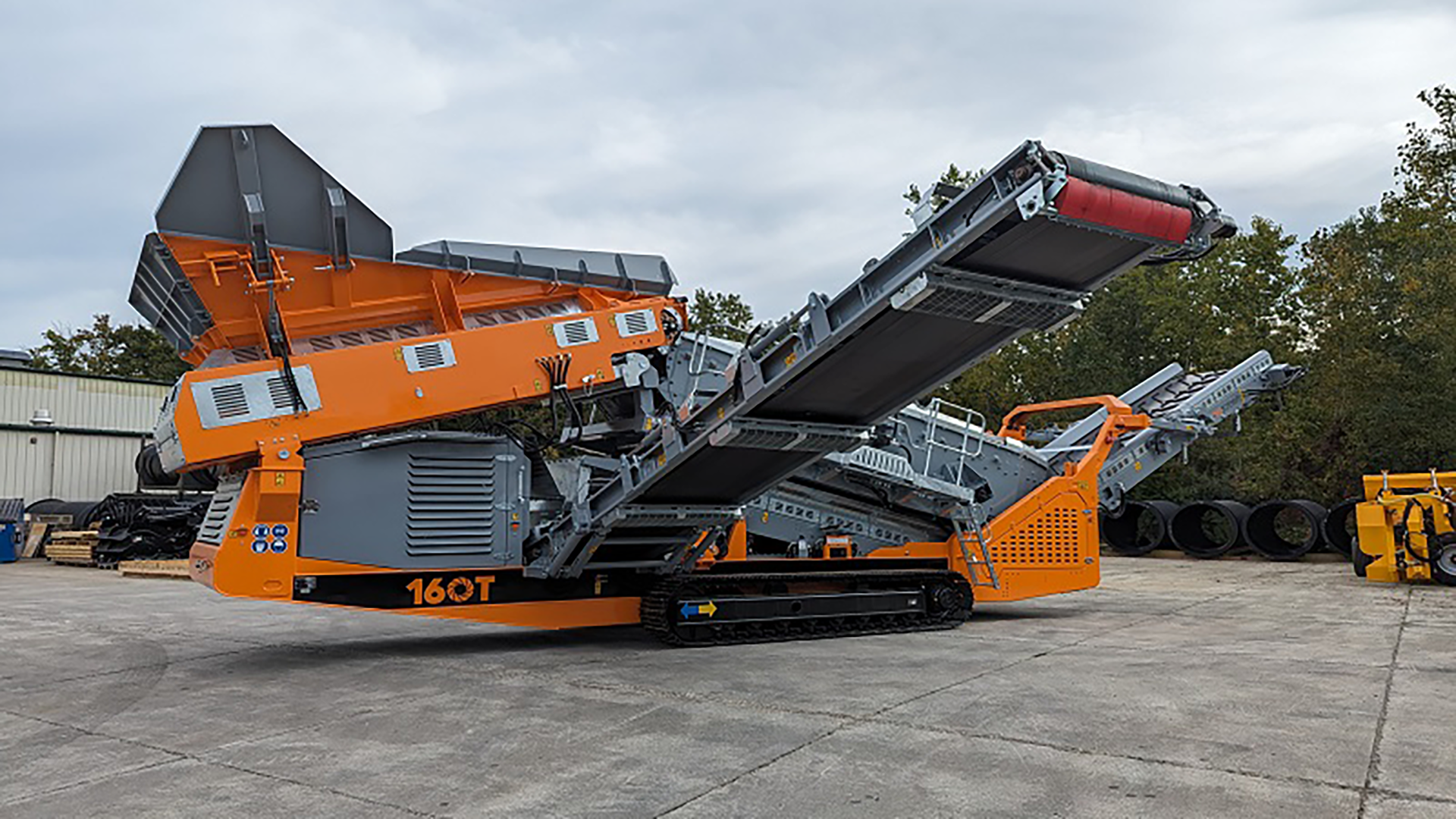 A stationary EcoScreen 160T sits in a parking lot, conveyors extended.