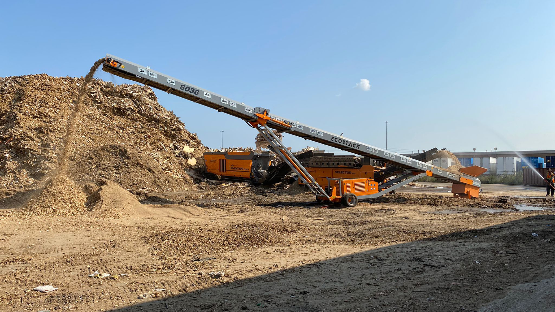 the EcoStack 8036 is fed by a shredder to stack finely shredded wood.