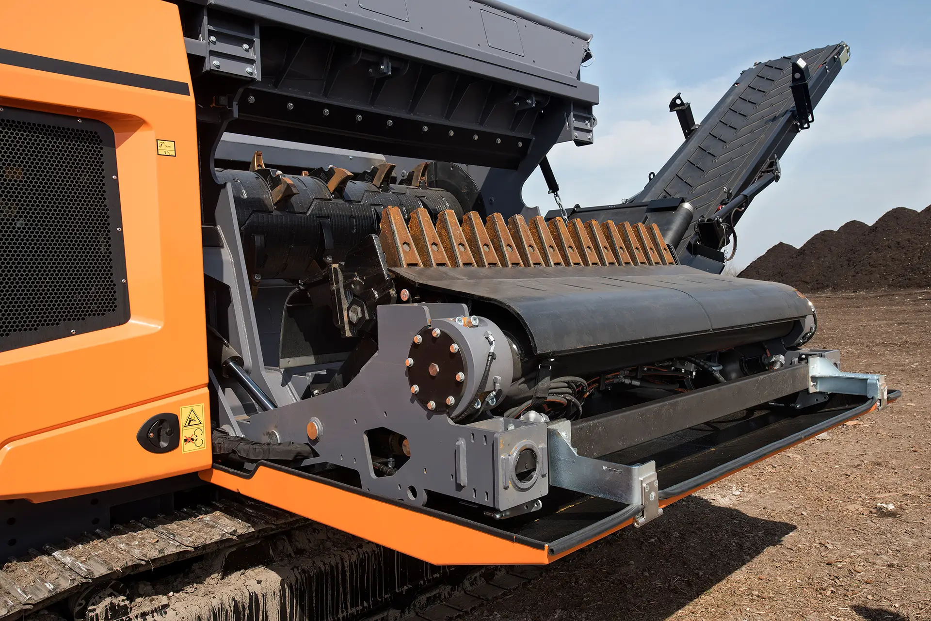 The Doppstadt shredder's durable, carbide tipped hammers can be changed quickly.