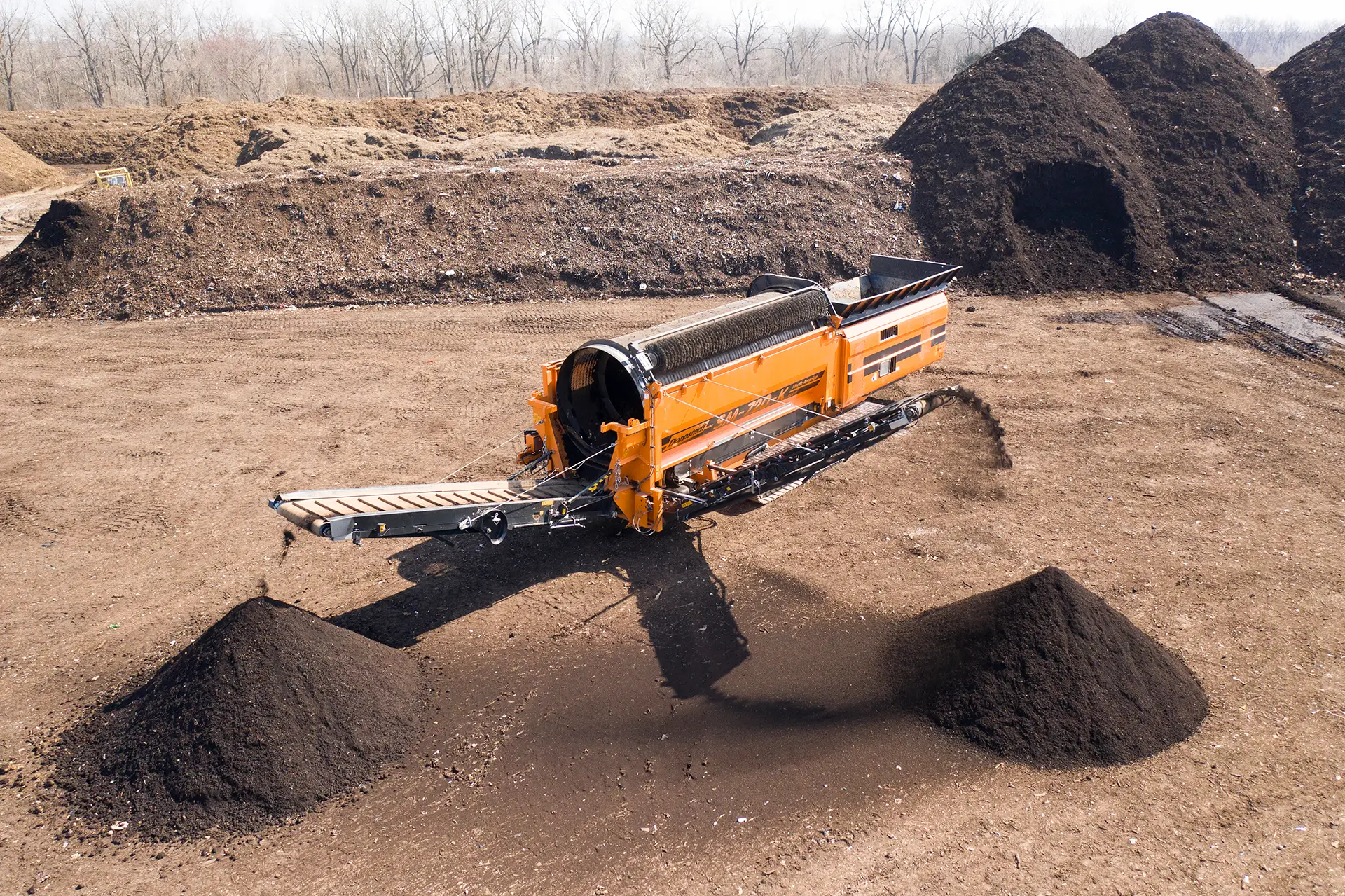 An aerial shot of the Doppstant SM 720 trommel screen separating material into two large piles.