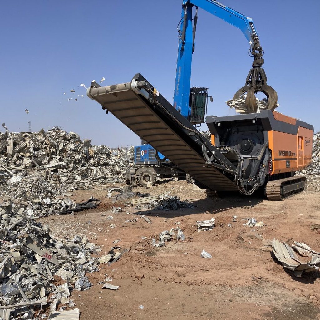 Scrap metal volume is reduced by a high-torque shredder, which shreds the metal into small pieces.