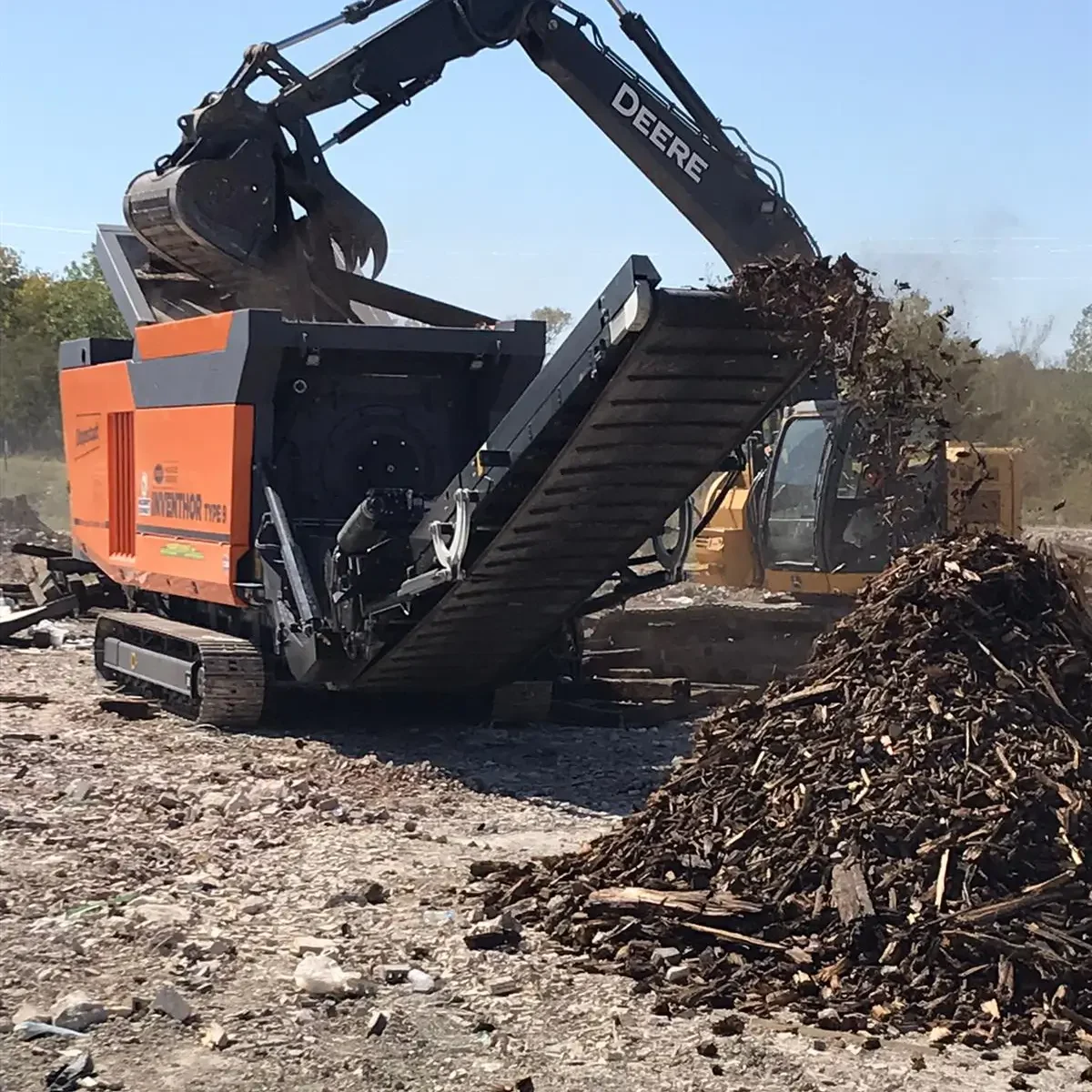A high-torque shredder reduces the volume of railroad ties and shreds them into smaller sizes.